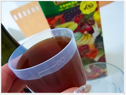 ベジーデル酵素液を計量カップにとります